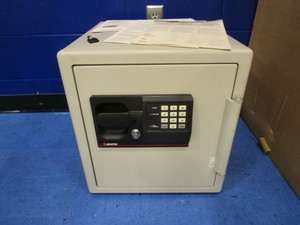lot 17 image: Sentry Safe 28x38x50
