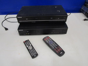 lot 40 image: (2) Samsung DVDVCR Players