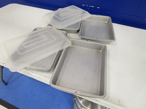 lot 57 image: (4) 9x13 Cake Pans w2 Lids