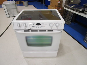 lot 79 image: Maytag Elite Electric Stove