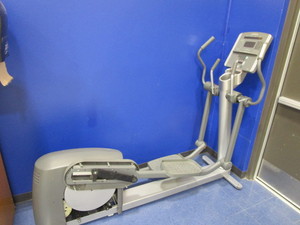 lot 324 image: Life Fitness Elliptical Machine
