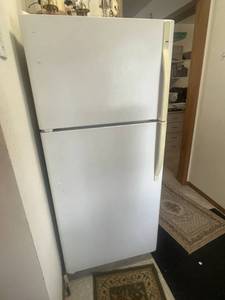 lot 2 image: Kenmore Refrigerator