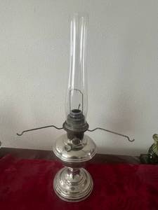 lot 4 image: Aladdin Model 12 Mantle Lamp