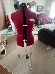 lot 9 image: Sew Simple Adjustable Mannequin