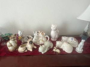 lot 19 image: Decorative Cats