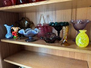 lot 21 image: Shelf Full of Glass Items
