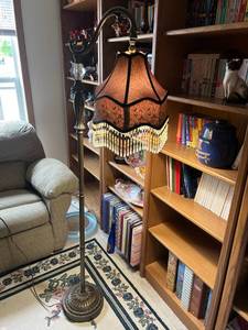 lot 24 image: Floor Lamp