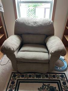 lot 26 image: Rocker Recliner