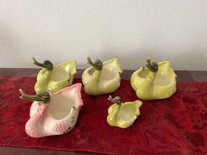 lot 37 image: Hull 80 Pottery Ducks