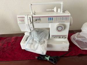 lot 47 image: Singer Model 9410 Sewing Machine