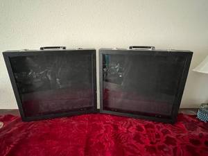 lot 48 image: Pair of Table Top Display Cases
