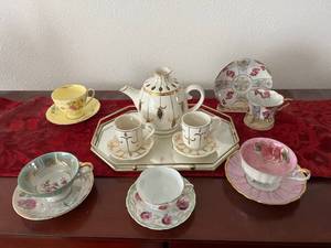lot 52 image: Tea Cups & Saucers