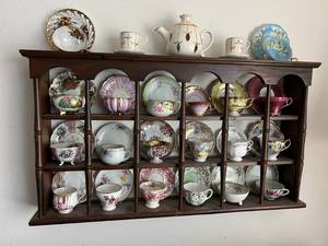 lot 54 image: Shelving Display Unit Full of Tea Cups & Saucers