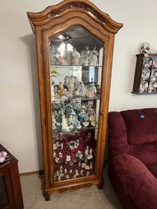 lot 65 image: Lighted Display Cabinet with Glass Shelves & Mirrored Back