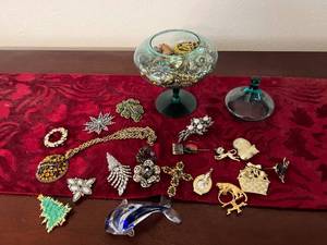 lot 67 image: Jewelry
