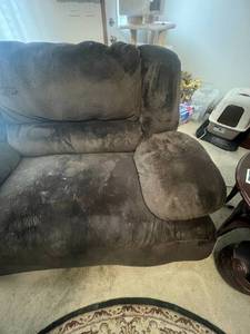 lot 73 image: Power Recliner Loveseat