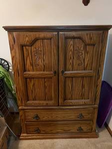 lot 86 image: Armoire