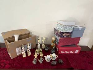 lot 95 image: Salt & Pepper Shakers & Misc Items