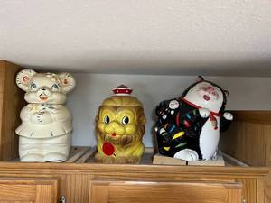 lot 122 image: Cookie Jars