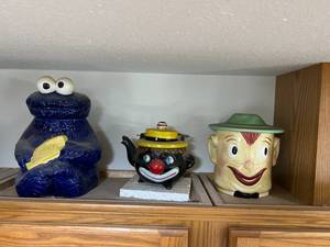 lot 123 image: Cookie Jars