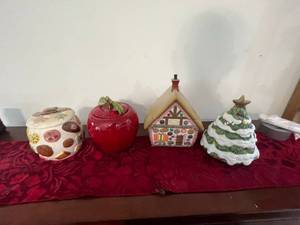 lot 126 image: Cookie Jars