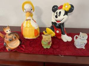 lot 127 image: Cookie Jars & Cat Theme Containers