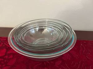 lot 136 image: Glass Mixing Bowls