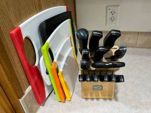 lot 137 image: Chicago Cutlery Knife Set & Cutting Boards