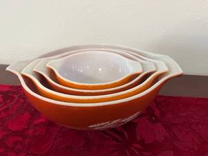 lot 139 image: Vintage Pyrex Nesting Set
