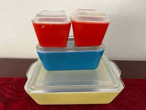 lot 140 image: Pyrex Set