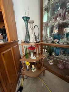 lot 164 image: Floor Decorative Shelf & Contents