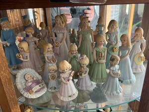 lot 165 image: All Figurines & Collectibles in Cabinet - 4 Shelves