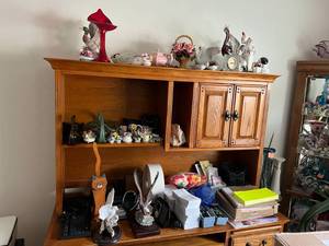 lot 200 image: Everything on Desk