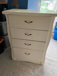 lot 228 image: 4 Drawer Dresser