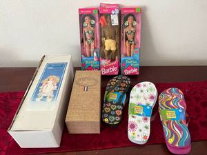 lot 258 image: New Dolls & Flip Flops