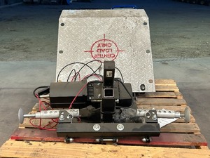 lot 12 image: Larin 12Volt DC Receiver-Hitch Lift