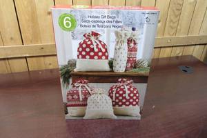 lot 56 image: CG Hunter Holiday Gift Bags - 6 Pieces