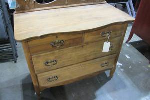 Dresser With 4 Drawers