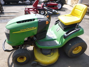 lot 1 image: John Deere Riding Lawn Mower