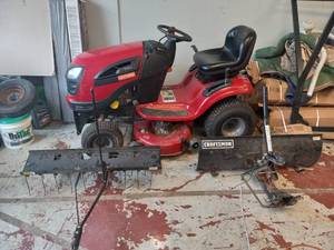 lot 2 image: CRAFTSMAN YT3000 RIDING LAWNMOWER WITH ATTACHMENTS