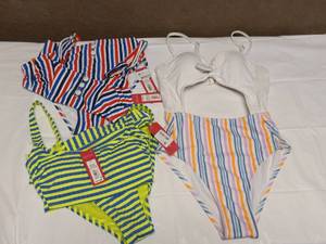 lot 17 image: 3 NEW LADIES SWIMWEAR SIZE SMALL