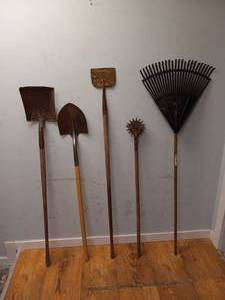 lot 80 image: ASSORTED YARD TOOLS