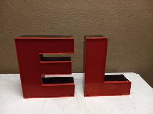 lot 85 image: RED LETTERING E & L
