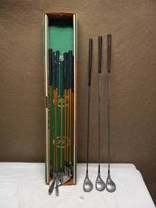 lot 90 image: VINTAGE COLLECTORS GOLF CLUBS