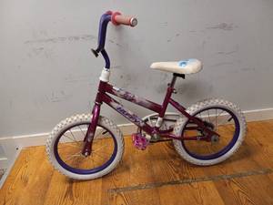 lot 95 image: HUFFY SEA STAR GIRLS BIKE