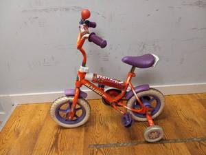 lot 98 image: PRETTY IN PINK MALIBU GIRLS BIKE