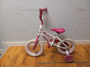 lot 99 image: HUFFY SEA STAR GIRLS BIKE