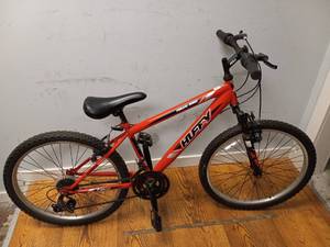 lot 104 image: HUFFY HIGHLAND MOUNTAIN BIKE
