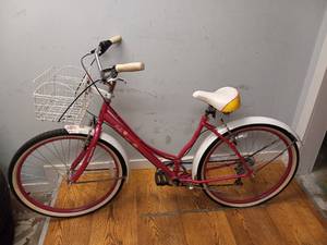 lot 105 image: SCHWINN BEACH CRUISER WITH BASKET