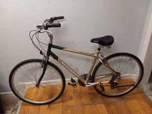 lot 106 image: SCHWINN SIERRA HYBRID BIKE